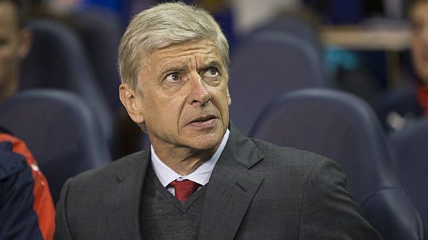 
                <strong>Platz 2: Arsene Wenger (FC Arsenal)</strong><br>
                Platz 2: Arsene Wenger (FC Arsenal). Die "Gunners" ohne den Franzosen? Undenkbar! Seit 1996 sitzt der frühere Abwehrspieler bei den Nord-Londonern auf der Bank. Der aktuelle Vertrag läuft bis 2017 und bringt Wenger jährlich 11,2 Millionen Euro ein. Nur ein Teammanager kassiert mehr - ausgerechnet der Erzfeind des eloquenten Elsässers.
              