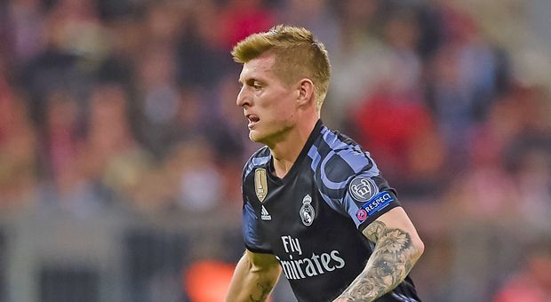 
                <strong>Toni Kroos (Real Madrid)</strong><br>
                Boateng fälscht seine gute Schusschance zur Ecke ab. Ansonsten gehen der menschlichen Ballmaschine jedoch die Ideen ab. Defensiv beschwört Kroos Gefahr, weil er Robben vor Vidals Kopfballchance nur Geleitschutz gibt. Wegen eines überharten Einsatzes gegen Müller kassiert Reals Weltmeister die erste Gelbe Karte der Partie. ran-Note: 4
              