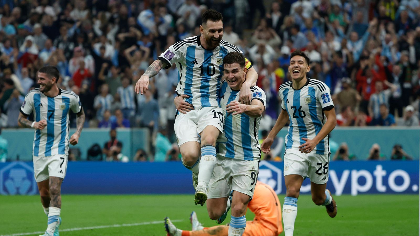 
                <strong>Spieler mit den meisten WM-Teilnahmen insgesamt (gleichgezogen, fünf Teilnahmen) </strong><br>
                Messi spielte in Katar seine fünfte Weltmeisterschaft für Argentinien (2022, 2018, 2014,2010,2006). Damit zieht er mit sieben Spielern gleich: Auch Cristiano Ronaldo (Portugal), Lothar Matthäus (Deutschland), Gianluigi Buffon (Italien) sowie Andres Guardado, Guillermo Ochoa, Antonio Carbajal und Rafael Márquez (alle Mexiko) durften bei fünf WM-Endrunden dabei sein. Ob er sich den alleinigen Rekord mit sechs möglichen WM-Teilnahmen holen wird? Nach dem WM-Triumph hat Messi zumindest schon mal die Fortsetzung seiner Karriere in der Nationalmannschaft angekündigt. "Ich möchte noch ein paar Spiele als Weltmeister bestreiten", sagte der 35-Jährige. Er habe fast alles am Ende seiner Karriere bekommen, er genieße die Zeit in der Albiceleste aber. Ob "ein paar Spiele" auch die WM 2026 mit einschließt - unklar.
              