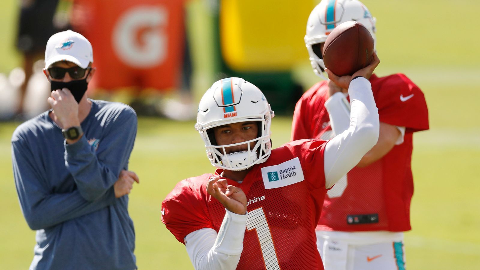 
                <strong>Tua Tagovailoa (Miami Dolphins)</strong><br>
                An fünfter Stelle des Drafts schnappten sich die Dolphins Tua Tagovailoa, auf den Schultern des Quarterbacks lastet die Hoffnung auf bessere Tage in Miami. Die wichtigste Nachricht: Der 22 Jahre alte Hawaiianer ist nach seiner schweren Hüftverletzung wieder fit, er hat den Medizincheck bestanden und kämpft im Camp gegen Routinier Ryan Fitzpatrick und Josh Rosen um die Rolle des Starters. Fitzpatrick ist dabei ein Mentor für Tua. "Ich habe großen Respekt vor so einem Kerl", sagte Tagovailoa der "New York Post": "Wie er sich um seinen Körper kümmert, wie er sich um Dinge außerhalb des Feldes kümmert. Er hat die Einstellung eines Trainers, aber das Herz eines Spielers."
              