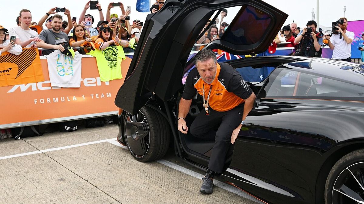 Zak Brown steigt aus seinem McLaren-Supersportwagen