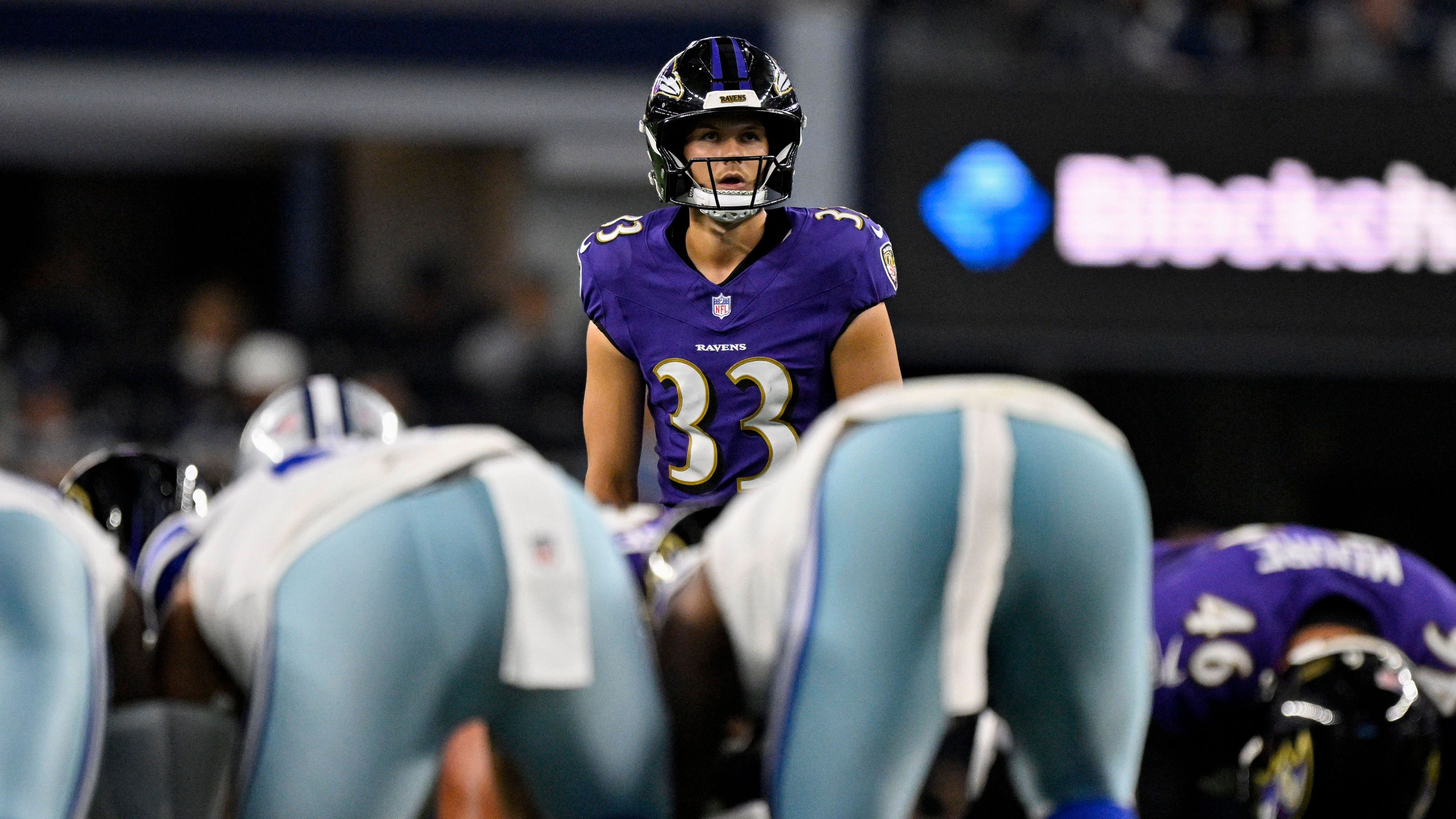 <strong>Baltimore Ravens</strong><br>Nach 13 Jahren wird ein neuer Kicker für die Baltimore Ravens auflaufen: Wie Head Coach John Harbaugh nach dem zweiten Preseason-Spiel ankündigte, wird Rookie Tyler Loop (im Bild) das Amt von Justin Tucker offiziell übernehmen. Die Ravens hatten Loop im April in der sechsten Runde des Drafts ausgewählt, bevor sie sich im Mai nach Vorwürfen sexueller Belästigung von Tucker trennten.