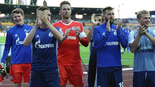 
                <strong>FC Schalke 04</strong><br>
                Testspiele/DFB-Pokal: Das Team von Domenico Tedesco verlor keines der sieben Testspiele. Im ersten Pflichtspiel, dem DFB-Pokal-Duell beim BFC Dynamo, musste Tedesco aber über 75 Minuten warten, ehe ein Doppelpack von Yevhen Konoplyanka die Knappen erlöste. Personal: Von den Neuen haben der Franzose Amine Harit und Bastian Oczipka wohl gute Startelf-Chancen, während Sidney Sam und Donis Avdijaj noch wechseln könnten. Mit Keeper Ralf Fährmann setzt Tedesco auf einen neuen Kapitän statt des abgesetzten Benedikt Höwedes. Form: Die Schalker kamen ohne Pannen durch die Vorbereitung, die Vorzeichen auf eine bessere Saison als zuletzt mit Platz 10, stehen daher recht gut. ran-Check: 8 Punkte
              