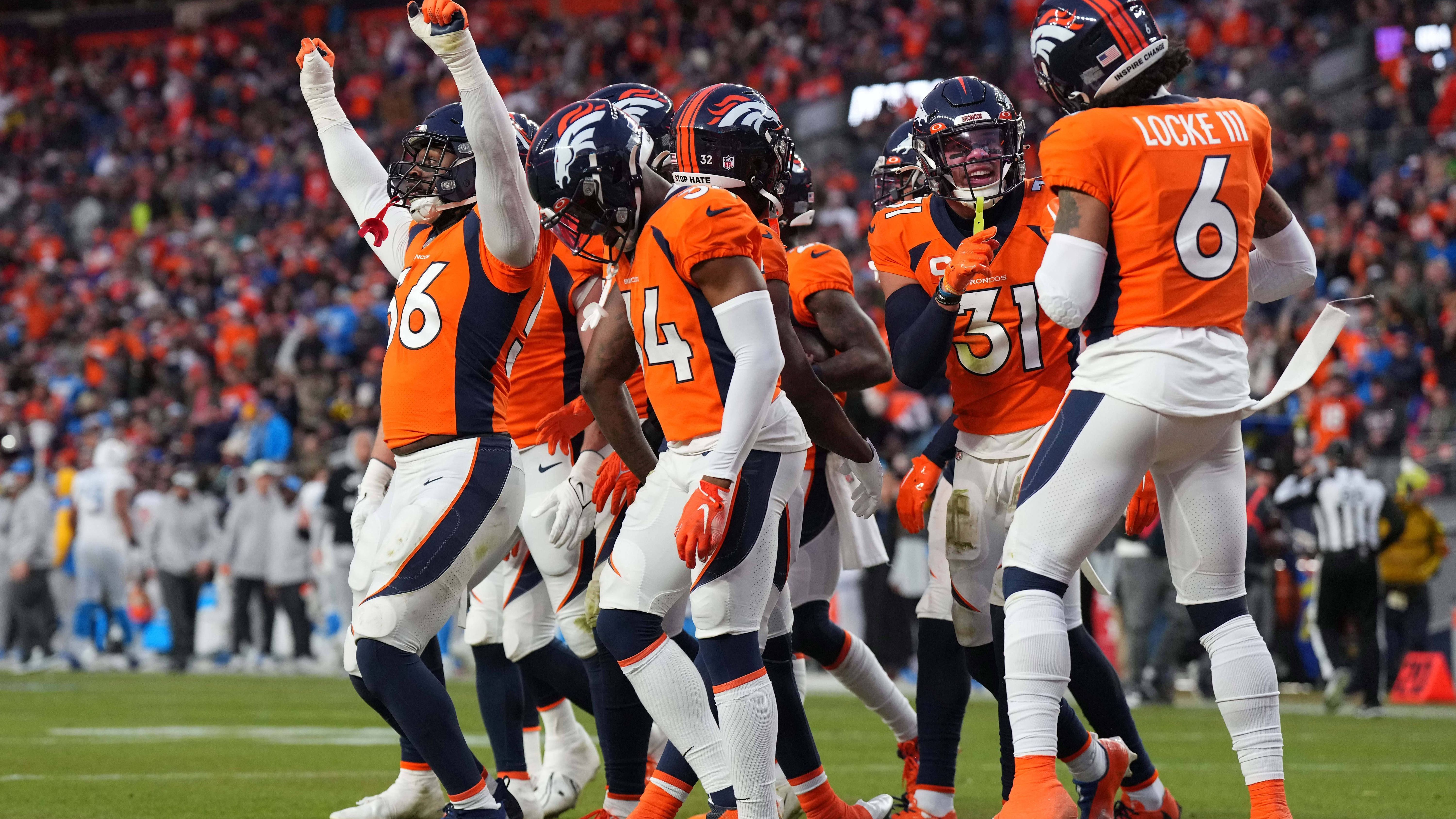 <strong>Denver Broncos: Edge Rusher</strong><br>Nach dem Spiel gegen die Dolphins ist es wohl kein Wunder, dass der Fokus hier auf der Defense ist. Zwar sah die Passverteidigung nicht gut aus, allerdings fehlte beispielsweise auch Star-Safety Justin Simmons. Das Problem ist eher weiter vorne zu finden, beim Pass Rush. Jahrelang durch Spieler wie Von Miller eine Stärke des Teams, bringen die Broncos bisher kaum Druck auf die gegnerischen Quarterbacks.
