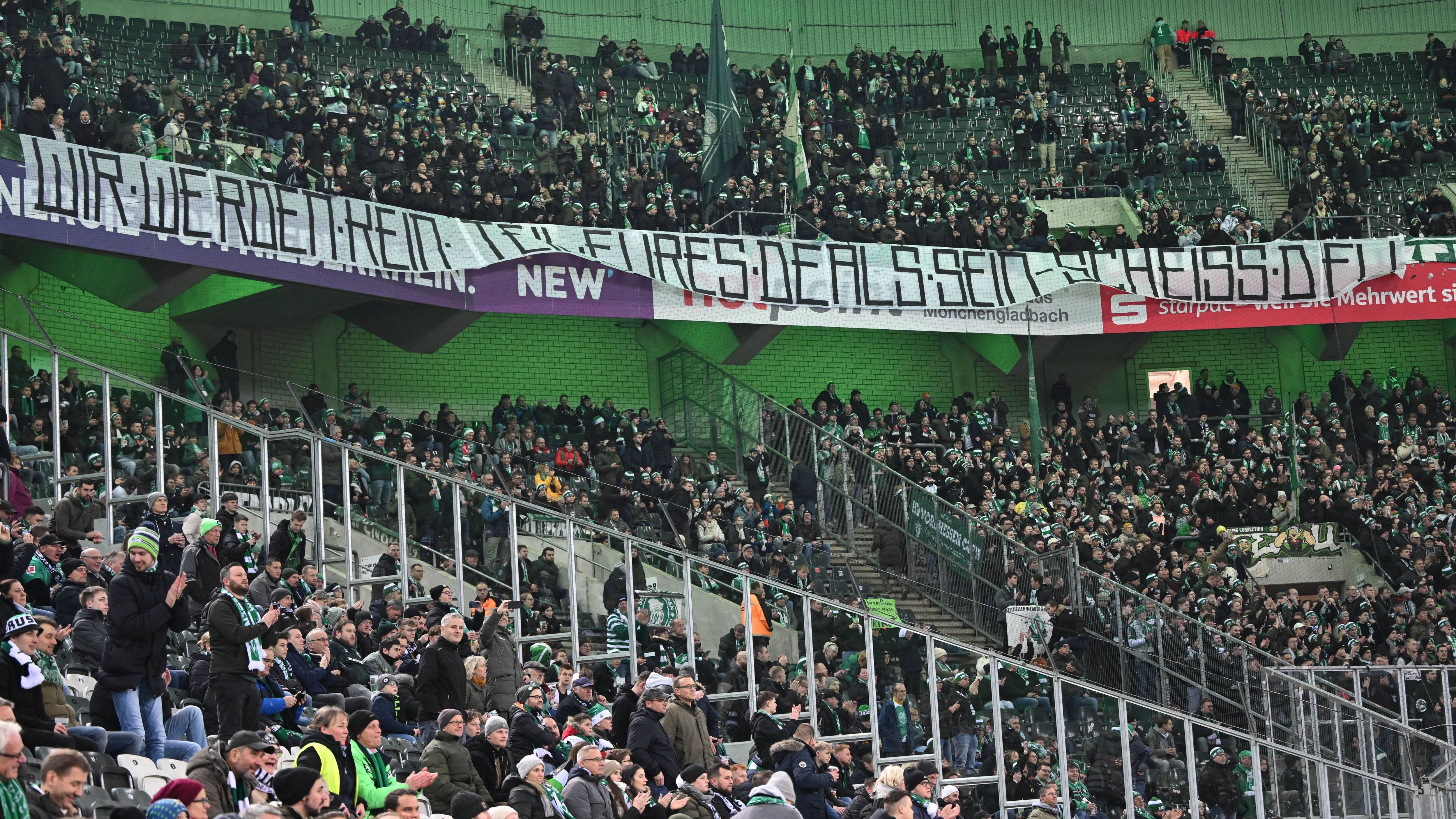 <strong>Werders Fans mit Statement nach DFL-Abstimmung</strong><br>Die Gäste-Anhänger in Mönchengladbach richteten sich ebenfalls via Spruchband gegen die DFL und ihre Investoren-Pläne. Die Wortwahl dürfte unter den Fan-Szenen zuvor abgesprochen worden sein, denn auch von den Bremern heißt es: "Wir werden kein Teil eures Deals sein. Scheiß DFL"