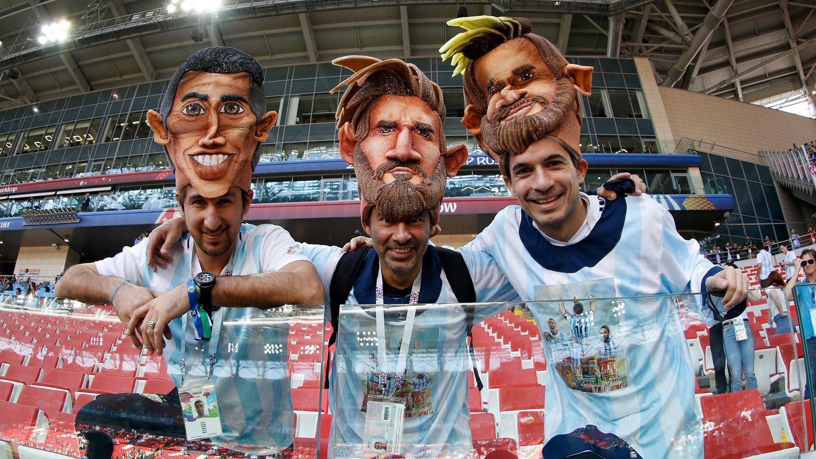 
                <strong>Fans aus Argentinien</strong><br>
                Lionel Messi, Angel di Maria und Kun Agüero - nicht ganz! Wem diese Argentinien-Anhänger Tore gönnen würden, wäre damit aber geklärt.
              