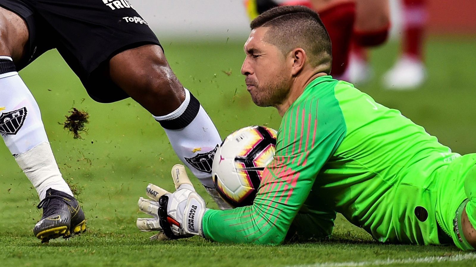 
                <strong>Juan Pablo Carrizo (Club Cerro Porteno)</strong><br>
                Vom großen Fußball in Europa kann auch Cerro Portenos Torhüter Juan Pablo Carrizo so einiges erzählen. Immerhin blickt der 35-jährige Argentinier auf Stationen wie Inter Mailand oder Lazio Rom zurück (jeweils 27 Einsätze für beide Klubs). Seit Anfang 2019 steht der Südamerikaner nun für den Verein aus Asuncion zwischen den Pfosten, darunter auch in sieben Spielen der Copa Libertadores, in der es Cerro Porteno zuletzt bis ins Viertelfinale schaffte. 
              