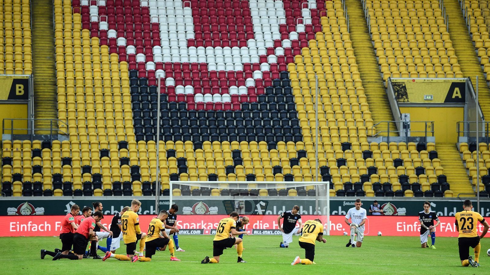 
                <strong>Dynamo Dresden vs. Hamburger SV</strong><br>
                ....und in der 2. Liga vor dem Anpfiff der Partie zwischen Dynamo Dresden und dem Hamburger SV...
              