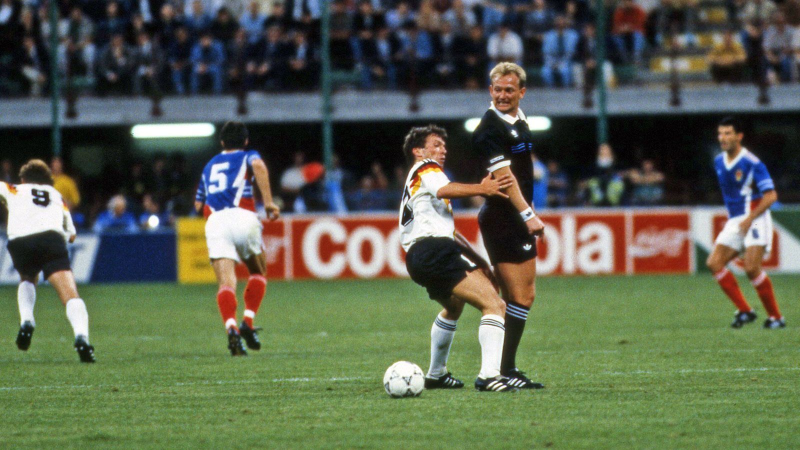 
                <strong>WM 1990: Deutschland - Jugoslawien</strong><br>
                Die Partie war damit entschieden, es blieb Zeit für etwas Spaß mit dem dänischen Schiedsrichter Peter Mikkelsen.
              