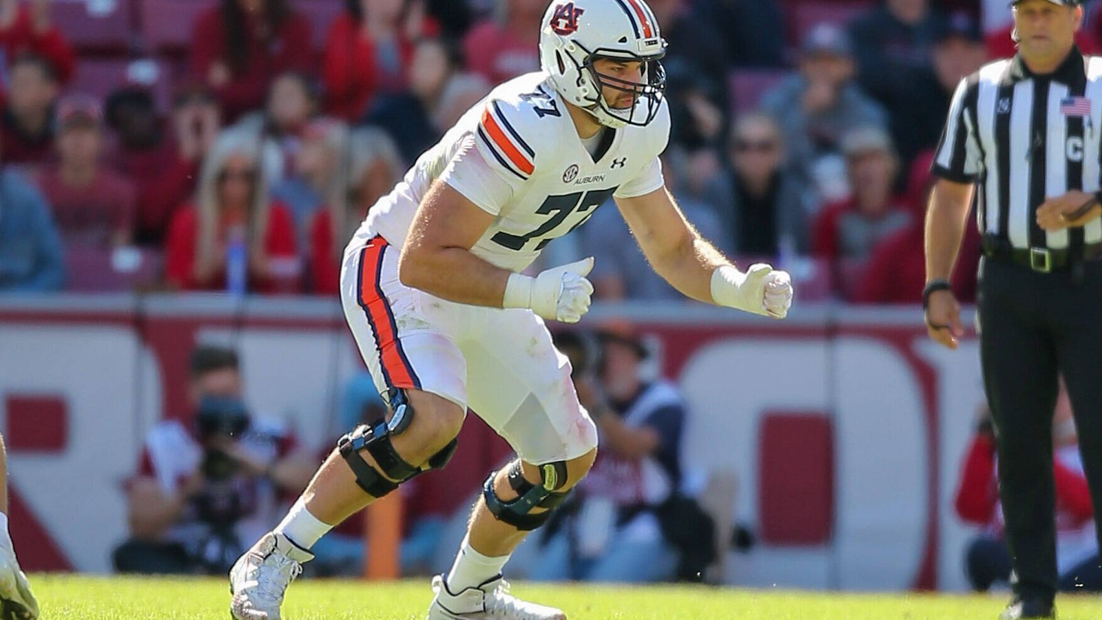 
                <strong>Kilian Zierer (Auburn)</strong><br>
                Mit einer Größe von 2,01 Meter und einem Gewicht von rund 140 Kilogramm erinnert Zierer an den zweifachen Super-Bowl-Champion Sebastian Vollmer, der als Left Tackle Tom Brady bei den New England Patriots beschützte. Zierers Chancen, gedraftet zu werden, stehen nicht so schlecht. Einige Draft-Experten schätzen ihn als Pick in der vierten oder fünften Runde ein. Als Stärke wird unter anderem seine große Beweglichkeit genannt.
              