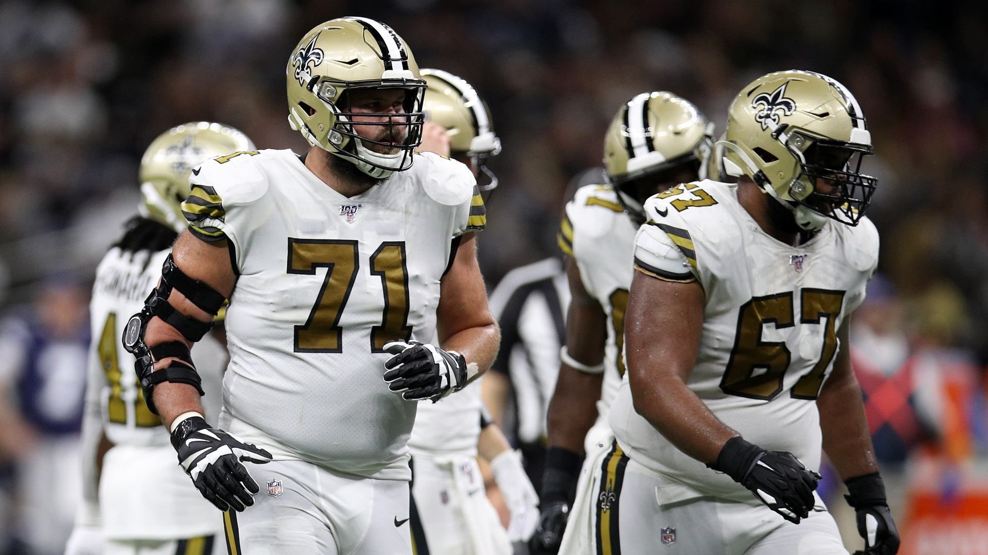 
                <strong>Platz 3: New Orleans Saints </strong><br>
                Auch wenn die New Orleans Saints mit dem Karriereende von Drew Brees einen wichtigen Baustein verloren haben, bleibt das Prunkstück in "Big Easy" die Offensive Line. Wer auch immer zu Saisonbeginn auf der Quarterback-Position startet, kann sich auf ausreichend Schutz im Passspiel verlassen. Mit Ryan Ramczyk und Terron Armstead haben die Saints wohl des beste Tackle-Duo der Liga und auch Erik McCoy bewies mehrfach, dass er zu einem der besseren Spieler auf seiner Position gehört. Right Guard Cesar Ruiz geht in sein zweites NFL-Jahr und dürfte sich besser zurecht finden, während Andrus Peat eine zuverlässige Option auf Left Guard darstellt. Bleibt die Einheit verletzungsfrei, dürften die Saints auch in der kommenden Saison ein ungemütliches Pflaster für gegnerische Verteidiger sein. 
              