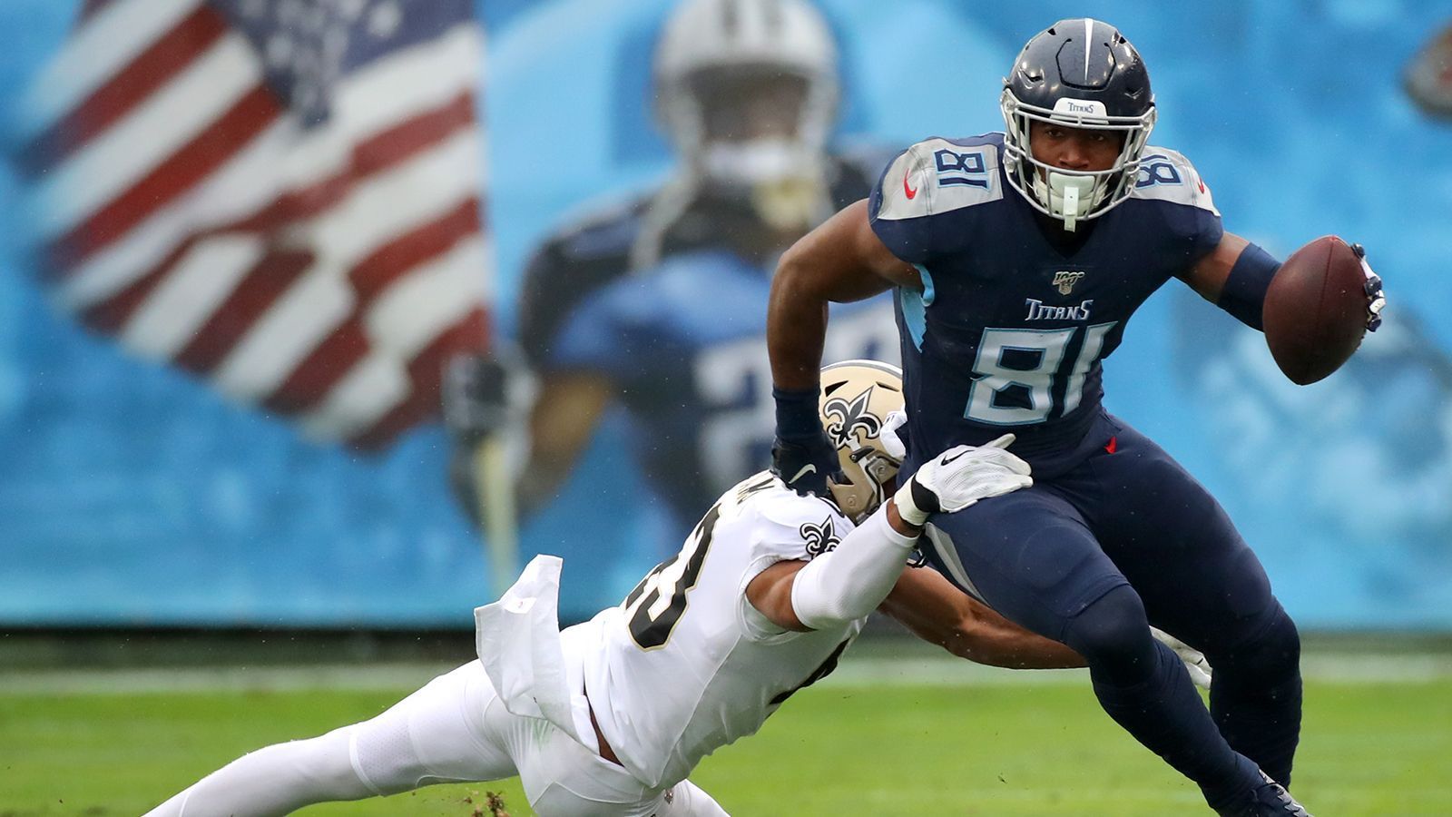 
                <strong>Jonnu Smith (Tight End)</strong><br>
                Die nächste neue Waffe im Kader von Belichick und endlich wieder ein hochkarätiger Tight End in Foxborough. Smith spielte zuvor für die Tennessee Titans und erhielt bei den Patriots einen Vier-Jahres-Vertrag mit einem Gesamtvolumen von satten 50 Millionen Euro - davon 31,25 Millionen garantiert. Nicht schlecht für den 25-Jährigen, der in der letzten Saison 448 Receiving Yards und acht gefangene Touchdowns auflegte. Das Ziel von New England in der Offseason ist es ganz offensichtlich, die Catching-Qualität im Kader zu erhöhen. Das zeigen auch weitere Neuzugänge.
              