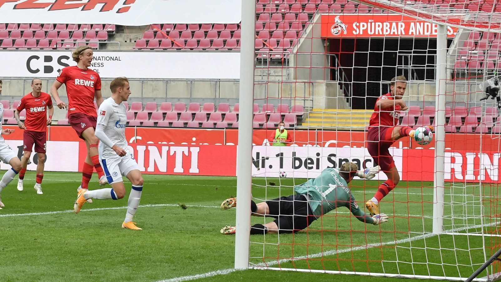 
                <strong>70. Minute: Drei Minuten VAR-Thriller in Köln</strong><br>
                70 Minuten lang beißt sich der 1. FC Köln an Schalke die Zähne aus. Doch dann die Erlösung: Eine Freistoßflanke aus dem Halbfeld wird lang und länger. Am langen Pfosten steht Kölns Stürmer Sebastian Andersson völlig frei und spitzelt den Ball mit dem Außenrist gerade noch am Pfosten vorbei ins Tor. Köln eskaliert vollkommen. Doch es folgen drei Minuten VAR-Drama! Schiedsrichter Daniel Siebert schaut sich am Bildschirm an der Seitenlinie die Szene immer wieder an. Was ist passiert? Kölns Özcan blockt Schalkes Sane aus einer Abseitsposition kommend beim Freistoß weg und greift so ins Spiel ein. Die Entscheidung damit: Kein Tor. Köln bleibt weiter Vorletzter!
              