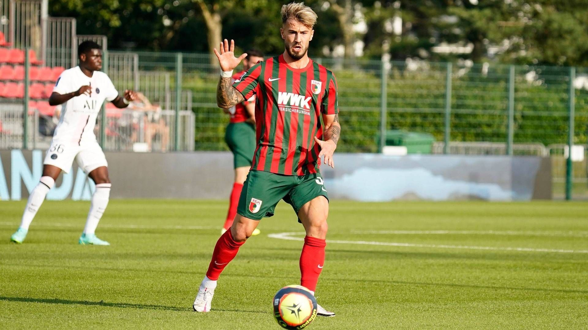 
                <strong>Niklas Dorsch (FC Augsburg) </strong><br>
                Nach dem Karriereende von Daniel Baier während der vergangenen Saison und dem Abgang von Rani Khedira zu Union Berlin war die Position im defensiven Mittelfeld beim FC Augsburg vakant. Für sieben Millionen Euro schnappte sich der FCA Anfang Juli den frischgebackenen U21-Europameister Niklas Dorsch. In Augsburg hat der ehemalige Bayern-Spieler beste Voraussetzungen, den nächsten Schritt in seiner Karriere zu gehen und sich als Bundesliga-Spieler zu etablieren. Trotz seines jungen Alters soll der 23-Jährige bei den Fuggerstädtern die zentrale Rolle auf der Sechser-Position einnehmen. Schafft Dorsch den Durchbruch in Augsburg, könnte ihm auf lange Sicht auch eine Nominierung für die A-Nationalmannschaft winken.
              