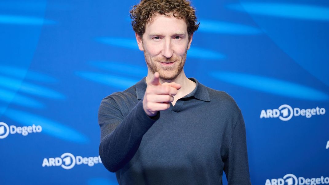 Dass es in Talkshows oft keine Einigkeit gibt, hält Moderator Louis Klamroth für normal. (Archivbild)