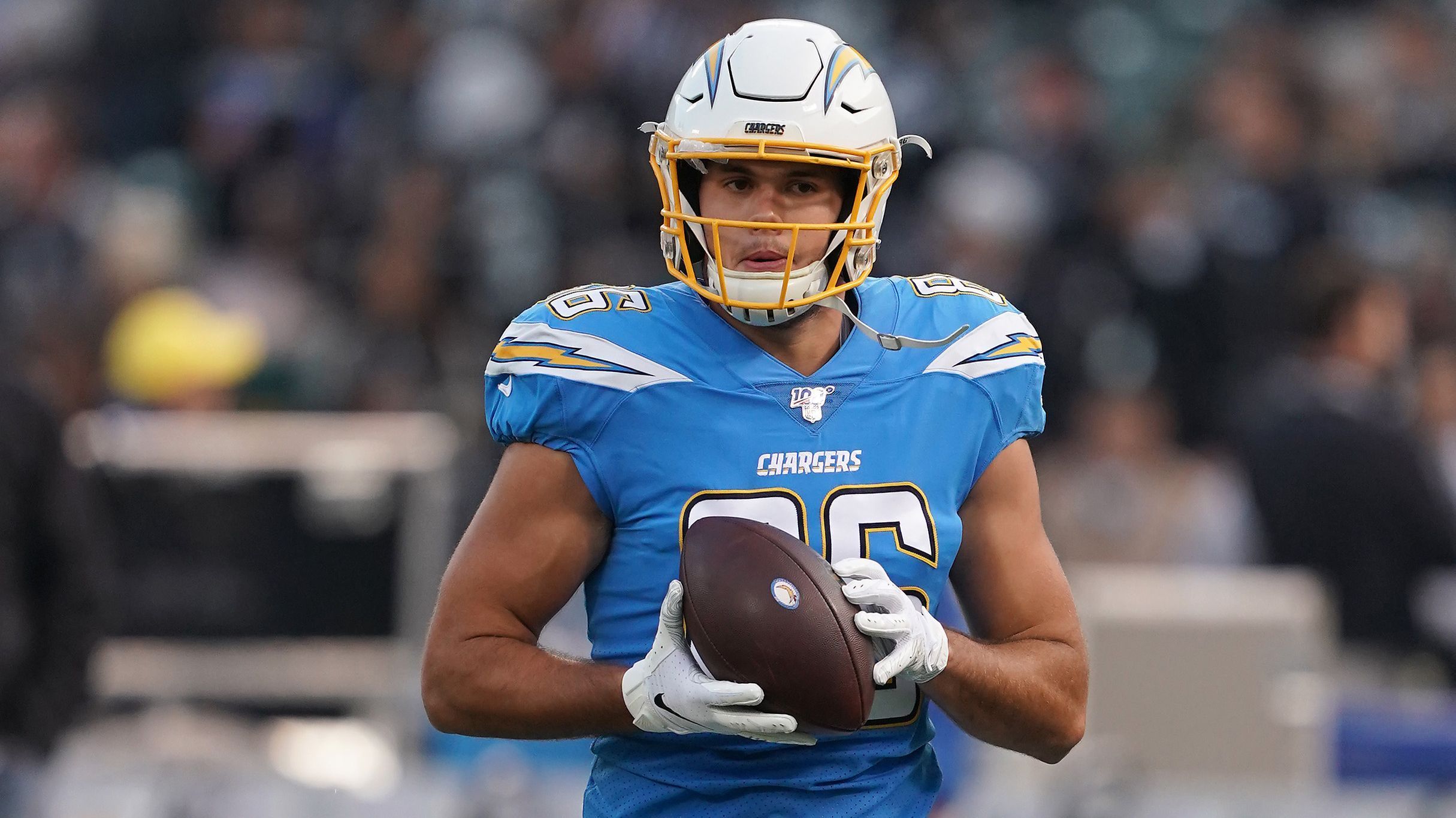 
                <strong>FIX: Los Angeles Chargers</strong><br>
                Die Los Angeles Chargers haben Tight End Hunter Henry mit dem Franchise Tag für eine weitere Spielzeit gebunden, den der 25-Jährige auch schon unterzeichnet hat.  Der 25-Jährige war in den vergangen beiden Spielzeiten von zahlreichen Verletzungen gebeutelt, kam in der abgelaufenen Saison dennoch in zwölf Spielen auf 55 Receptions für 652 Receiving Yards und fünf Touchdowns. Mit 11.076.000 US-Dollar an Gehalt 2020 steigt Henry zum Bestverdiener unter den Tight Ends auf.
              