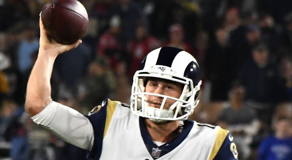 
                <strong>Jared Goff (Los Angeles Rams)</strong><br>
                Wie Wentz wurde er 2016 gedraftet. Bei den Rams unterschrieb er ebenfalls einen Vertrag über vier Jahre, die ihm knapp 28 Millionen Dollar einbringen. Dazu zählt ein Handgeld von 18 Millionen Euro. Der 23-Jährige steht erst am Anfang einer vielversprechenden Karriere, macht er in L.A. so weiter wie bisher, ist auch bei ihm eine fette Gehaltserhöhung fällig.
              