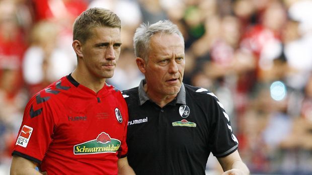 
                <strong>SC Freiburg (6., 48 Punkte)</strong><br>
                48 Punkte hat der starke Aufsteiger auf dem Konto und das Ticket zur Europa League als Sechster bereits in der Hand. Der Gang zum FC Bayern bedeutet normalerweise das schwerste Auswärtsspiel der Saison. Doch wenn die Bayern bereits im Feiermodus sind, könnte für die Breisgauer möglicherweise doch was gehen. Es wäre das i-Tüpfelchen auf eine schon jetzt beeindruckende Saison. Doch die Konkurrenz hängt dem SC Freiburg im Nacken. Punkten die Freiburger nicht, müssen sie auf die Ergebnisse von Werder Bremen und dem 1. FC Köln achten.
              