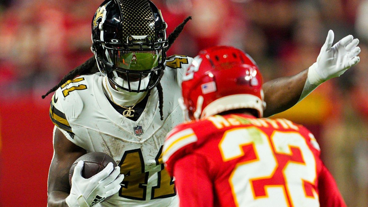 NFL, American Football Herren, USA New Orleans Saints at Kansas City Chiefs Oct 7, 2024; Kansas City, Missouri, USA; New Orleans Saints running back Alvin Kamara (41) runs the ball against Kansas C...