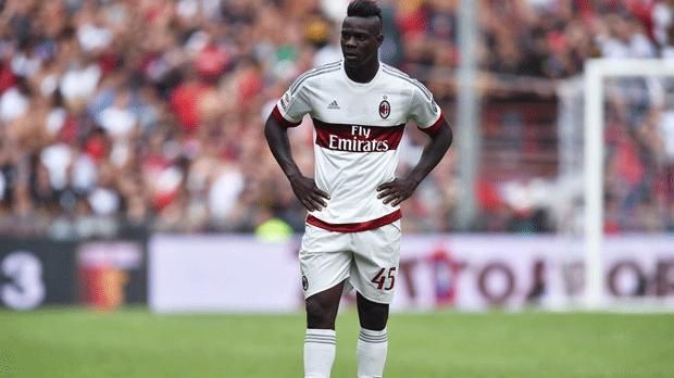 
                <strong>Mario-Balotelli</strong><br>
                Mario Balotelli - Auswechselbank: Das Enfant Terrible des europäischen Fußballs ist beim FC Liverpool in Ungnade gefallen. Für eine Saison spielt Balotelli nun wieder beim AC Mailand. Allerdings kann Balotelli auch in Mailand nicht richtig überzeugen. 
              