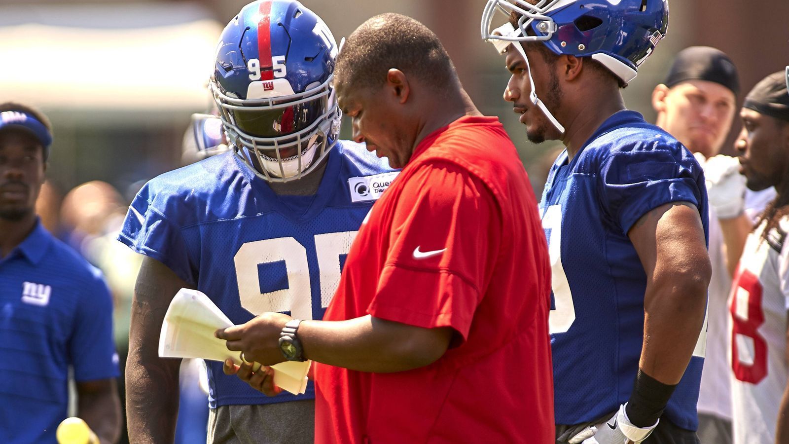 
                <strong>Patrick Graham (Defensive Coordinator)</strong><br>
                Ein großer Anteil an der Erfolgsserie von vier Siegen in Folge hat die Defense der Giants. In keinem der vier Spiele ließen die Verteidiger mehr als 20 Punkte zu, in den vergangenen zwei Partien war es sogar nur jeweils ein Touchdown - und das mit zahlreichen Rookies. Allerdings haben die Fans in New York schon wieder Angst, Graham zu verlieren, zählt er doch als möglicher Head-Coach-Kandidat bei Klubs mit freien Posten.
              