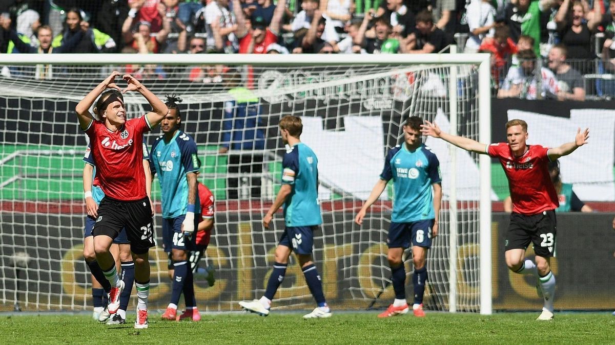 Gindorf (l.) jubelt nach seinem Tor gegen Köln