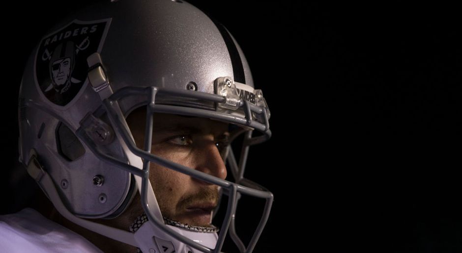 
                <strong>Verlierer: Derek Carr</strong><br>
                Noch schlechter läuft es bei dem zweitbestverdienenden Football-Spieler der Welt. Derek Carr von den Oakland Raiders war beim 10:19 gegen die Philadelphia Eagles ein Totalausfall. Er brachte nur etwa jeden zweiten Ball an den Mann, warf zwei Interceptions und hatte ein miserables Rating von 48,1. Immerhin passte dieser Auftritt zu der gesamten Saison der Raiders. 
              