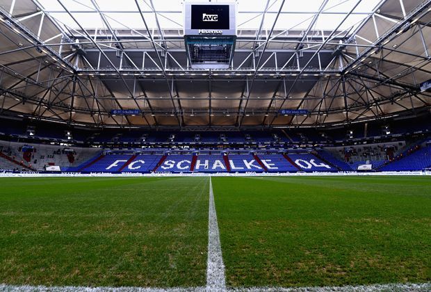 
                <strong>Platz 12: FC Schalke 04 (190,50 Euro)</strong><br>
                Auf Rang 12 rangiert der FC Schalke 04. In der Veltins-Arena in Gelsenkirchen kostet eine Dauerkarte 190,50 Euro. 
              