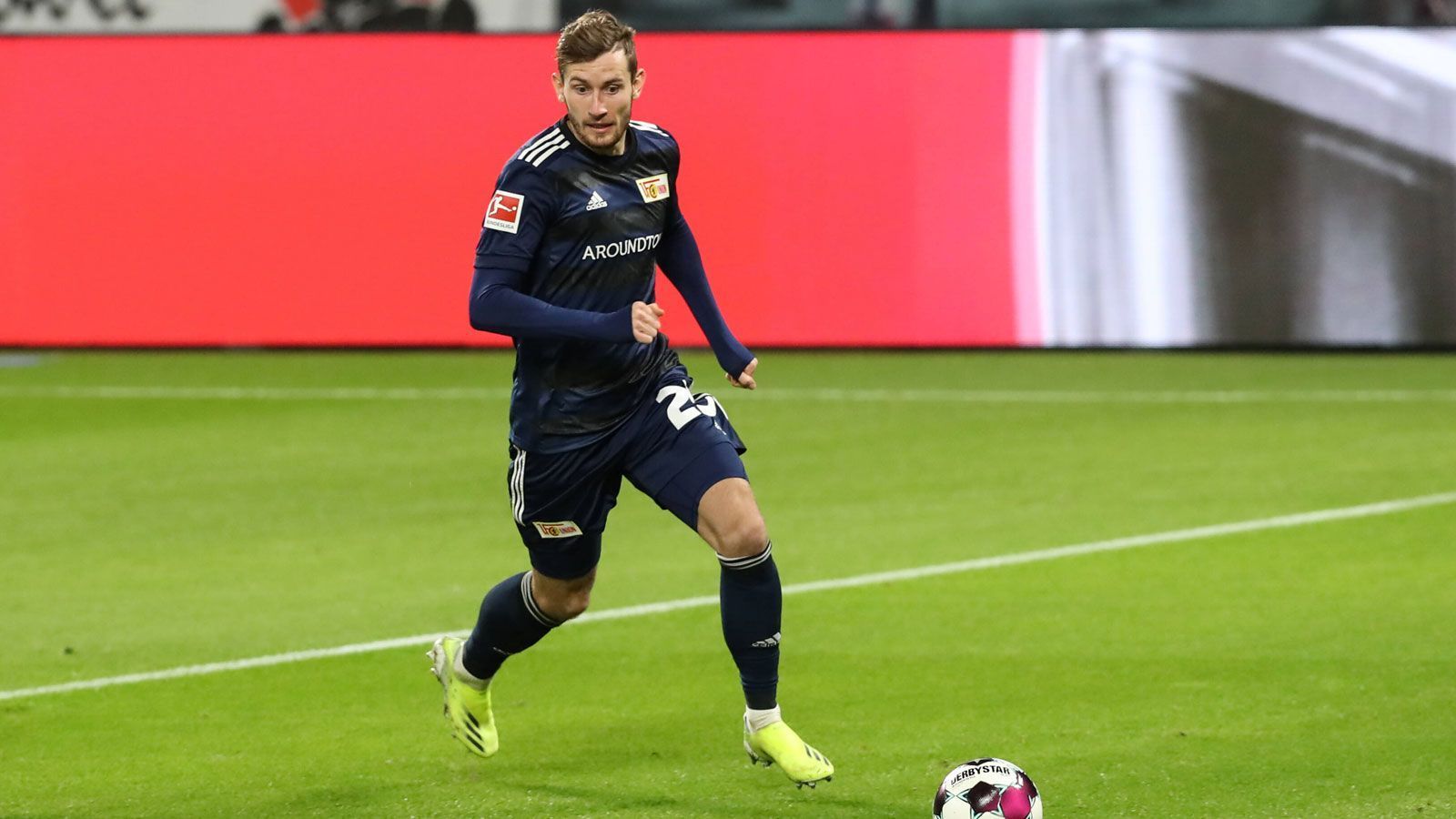 
                <strong>Christopher Lenz (Eintracht Frankfurt)</strong><br>
                Auch für die linke Außenbahn hat die Eintracht eine Verstärkung an Land gezogen, im Sommer 2021 wechselt Christopher Lenz ablösefrei vom Ligakonkurrenten Union Berlin an den Main. "Christopher hat in den vergangenen anderthalb Jahren bewiesen, dass er in der Bundesliga auf höchstem Niveau spielen kann", so Bobic über den 26-Jährigen. Für die "Eisernen" stand Lenz 2020/21 in 21 Pflichtspielen auf dem Rasen und lieferte fünf Assists, sein Vertrag bei Frankfurt läuft bis Juni 2024.
              