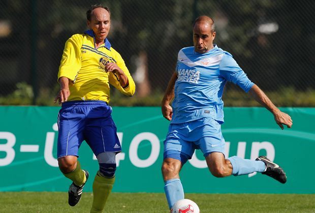 
                <strong>Stefan Beinlich</strong><br>
                Stefan Beinlich ist eine Ikone in Rostock, wo er ehrenvoll als "Ostsee-Maradona" bezeichnet wird. Für Hansa Rostock absolvierte er in den 90er Jahren 101 Spiele. 2006 kehrte er zurück, zuerst noch als Spieler, später als Manager.
              