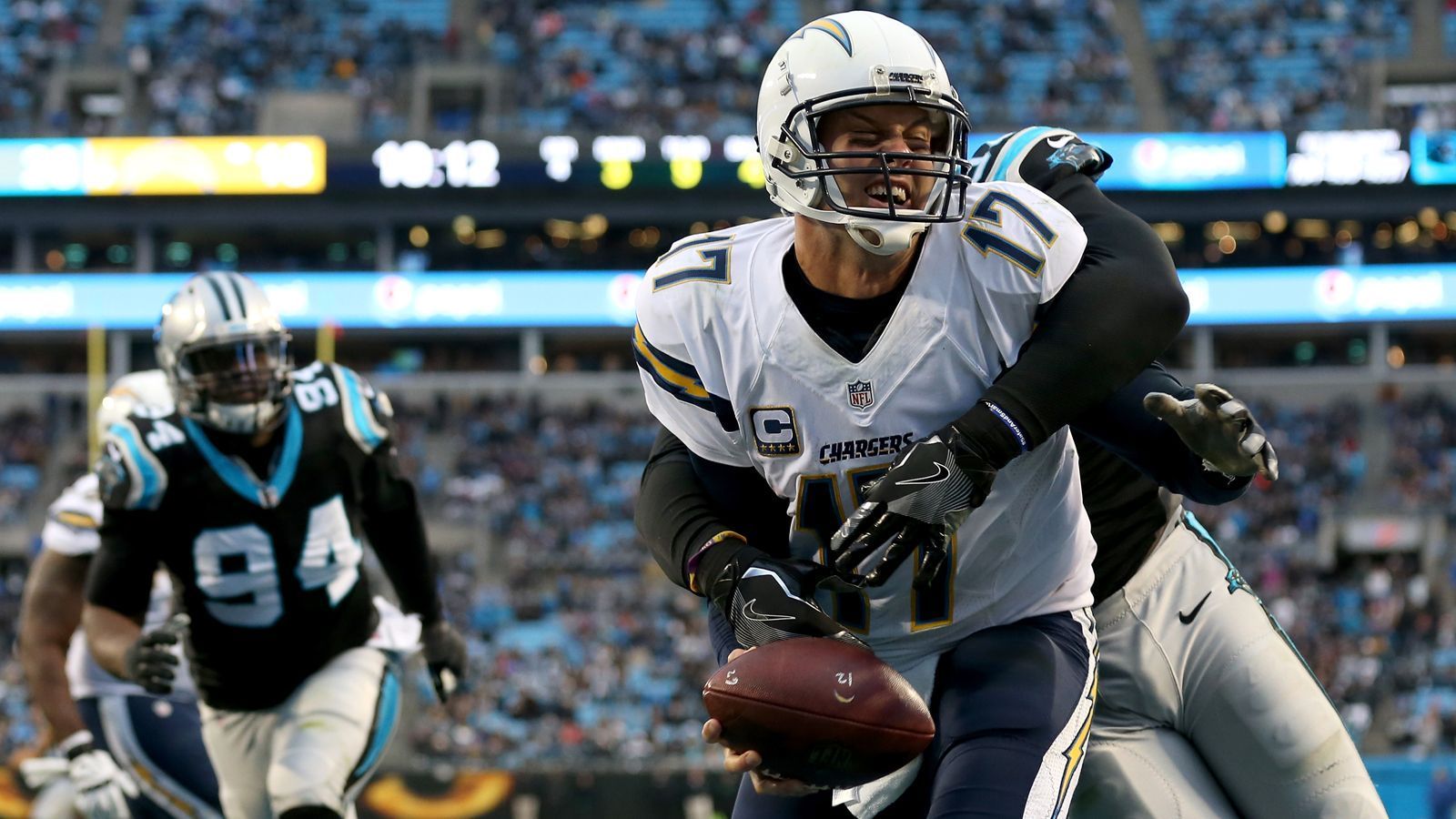 
                <strong>Carolina Panthers</strong><br>
                In Carolina geht man mit einem neuen Coaching Staff in die Saison-Vorbereitung. Der langjährige Franchise Quarterback Cam Newton musste wegen Verletzungen seine Saison frühzeitig beenden. Backup Kyle Allen konnte nach starkem Start und vier Siegen in Folge zum Auftakt, seine Leistungen über die Saison nicht bestätigen. Außerdem ist die Rückkehr von Newton nicht in Stein gemeißelt, denn der Vertrag des 30-Jährigen läuft nur noch bis nach der kommenden Saison. Die Panthers besitzen im kommenden Draft, der einige aussichtsreiche Quarterback Prospects mit sich bringt, mit dem siebten Pick ebenfalls eine gute Möglichkeit, um sich Under Center zu verstärken. Unter Umständen passt dann auch Rivers nicht in die Timeline der Franchise und einen auf die Entwicklung junger Spieler konzentrierten Neustart. Die kürzlich erfolgte Trennung vom langjährigen Tight End Greg Olsen könnte ein erstes Anzeichen für diese Richtungsänderung sein.
              