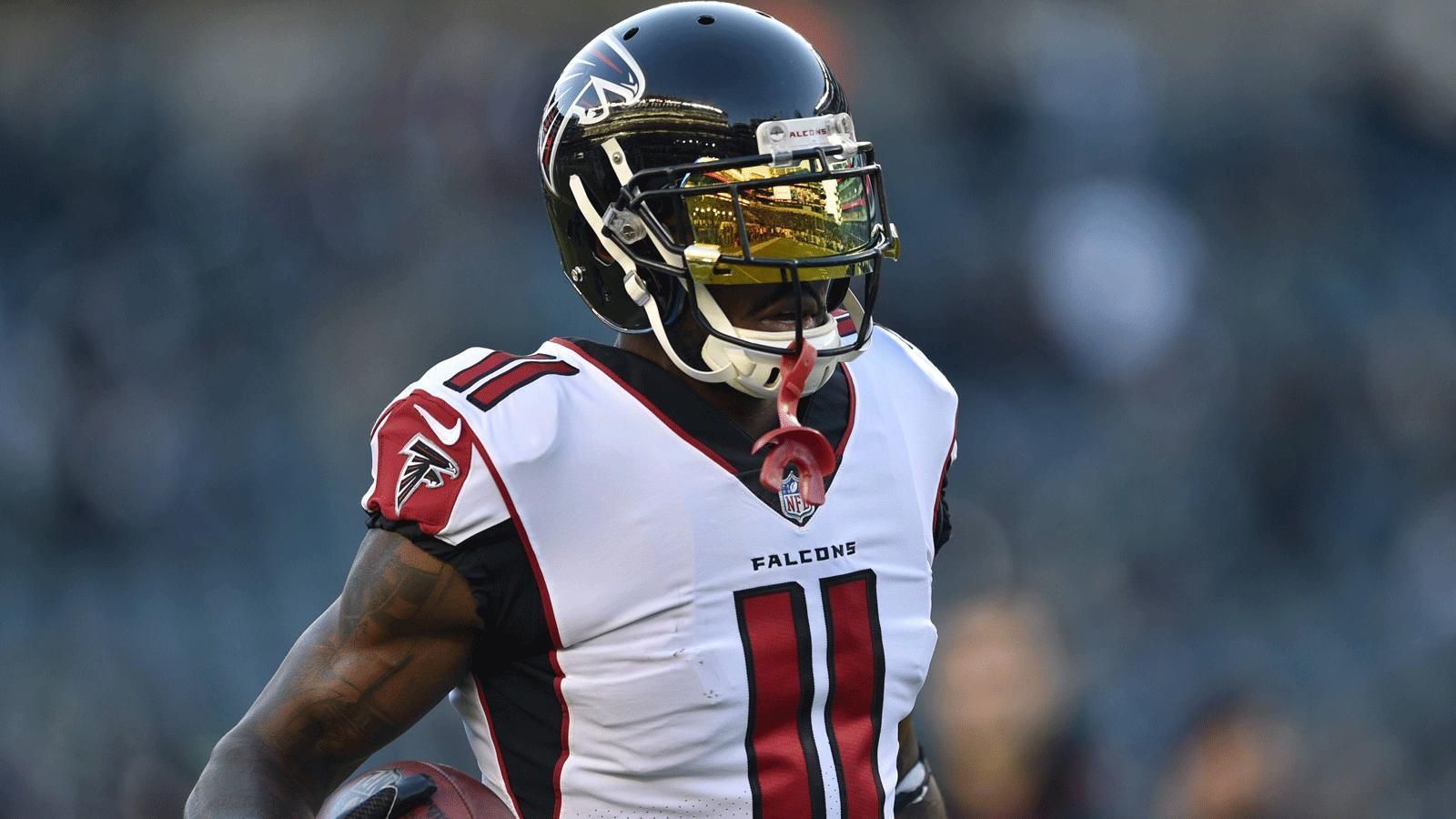 
                <strong>Wide Receiver und Tight Ends / Falcons</strong><br>
                Bei den Falcons ist Julio Jones (Foto) der unangefochtene Star-Receiver. Zwar ließ Jones vergangene Saison auch ein paar einfache Bälle fallen, kam letztendlich aber dennoch auf starke 1444 Receiving-Yards. Weitere Anspielstationen sind zum Beispiel Receiver Mohamed Sanu, Tight End Austin Hooper und der diesjährige First-Round-Pick Calvin Ridley.
              