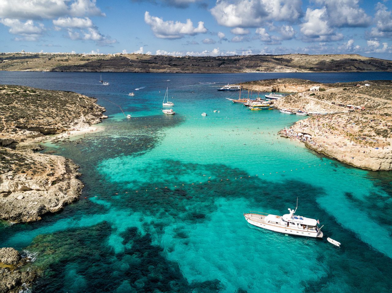 Maltas kleine Schwester: Auf Comino erreichen die Wassertemperaturen noch immer bis zu 23 Grad.