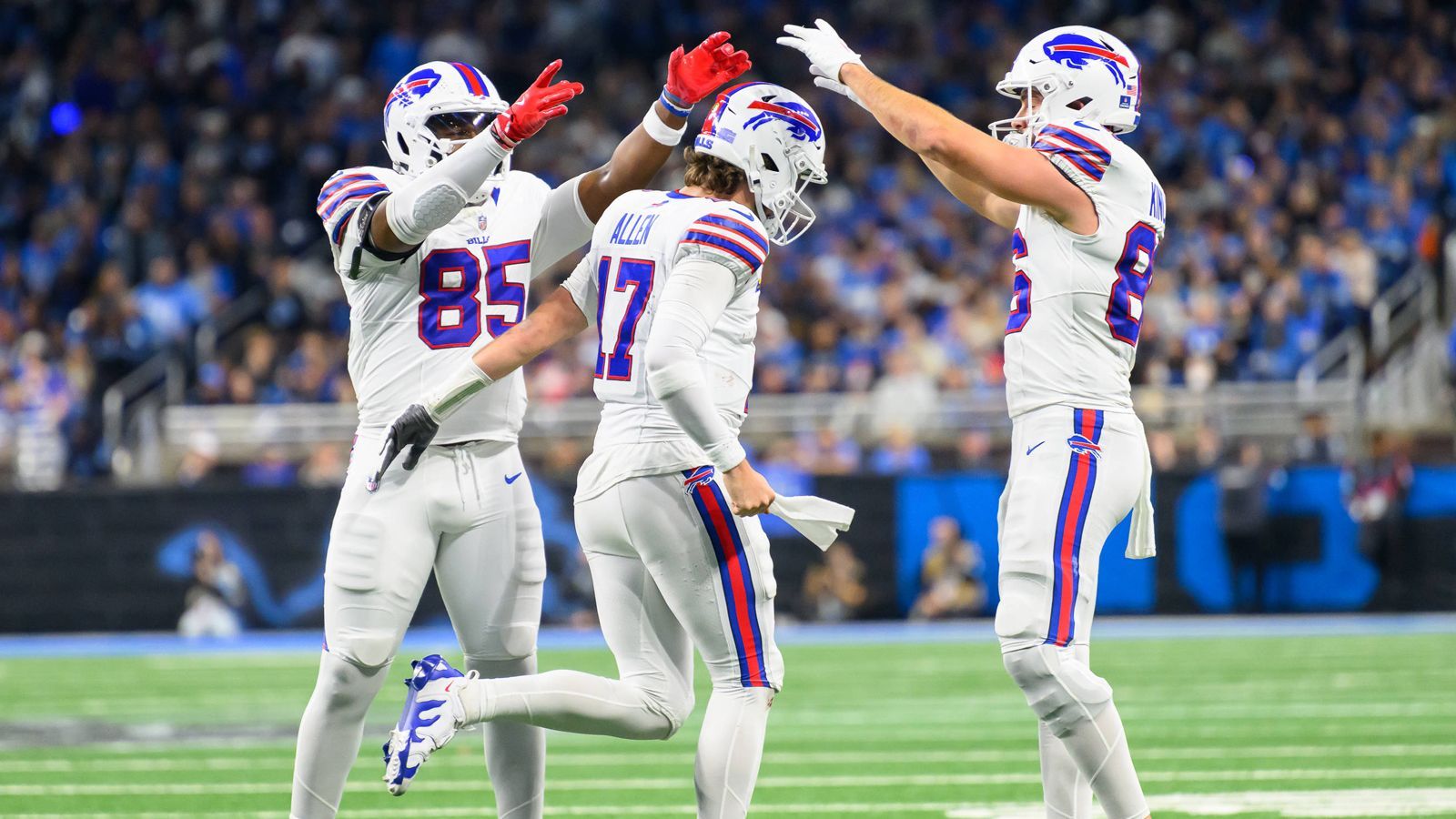 <strong>Die MVP-würdigen Zahlen des Josh Allen</strong><br><a href="https://www.ran.de/sports/spieler/pe540445?from=/sports/teams/te3052/kader">Josh Allen</a> spielt gerade in einer eigenen Liga. Der Quarterback der <a href="https://www.ran.de/sports/teams/te3052/spiele-und-ergebnisse">Buffalo Bills</a> ist auf dem Weg zu seinem ersten MVP-Titel, legt unglaubliche Statistiken auf und bricht Rekord um Rekord. TV-Experte Tony Romo bezeichnete den 28-Jährigen als derzeit "besten Spieler der <a href="https://www.ran.de/sports/american-football/nfl">NFL</a>". <em><strong>ran</strong></em>&nbsp;hat Allens Zauber-Zahlen.