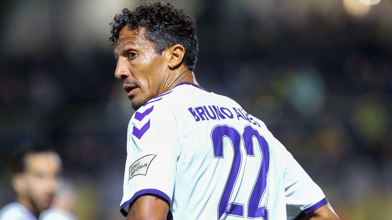 
                <strong>Bruno Alves (zuletzt Apollon Smyrnis)</strong><br>
                Portugal, Griechenland, Italien, Russland, Schottland, Türkei. Der portugiesische Europameister von 2016 kam in seiner Laufbahn ziemlich herum in der Fußballwelt. Nun schrieb der 40-jährige Bruno Alves in der Saison 2021/22 sein letztes Kapitel als aktiver Spieler beim griechischen Erstligisten Apollon Smyrnis. Für den Verteidiger reichte es in seiner Abschiedssaison noch zu 19 Ligaspielen. Die berufliche Zukunft von Alves wird sich auch weiterhin in Griechenland abspielen, er wird Sportdirektor bei seinem Ex-Klub AEK Athen. 
              