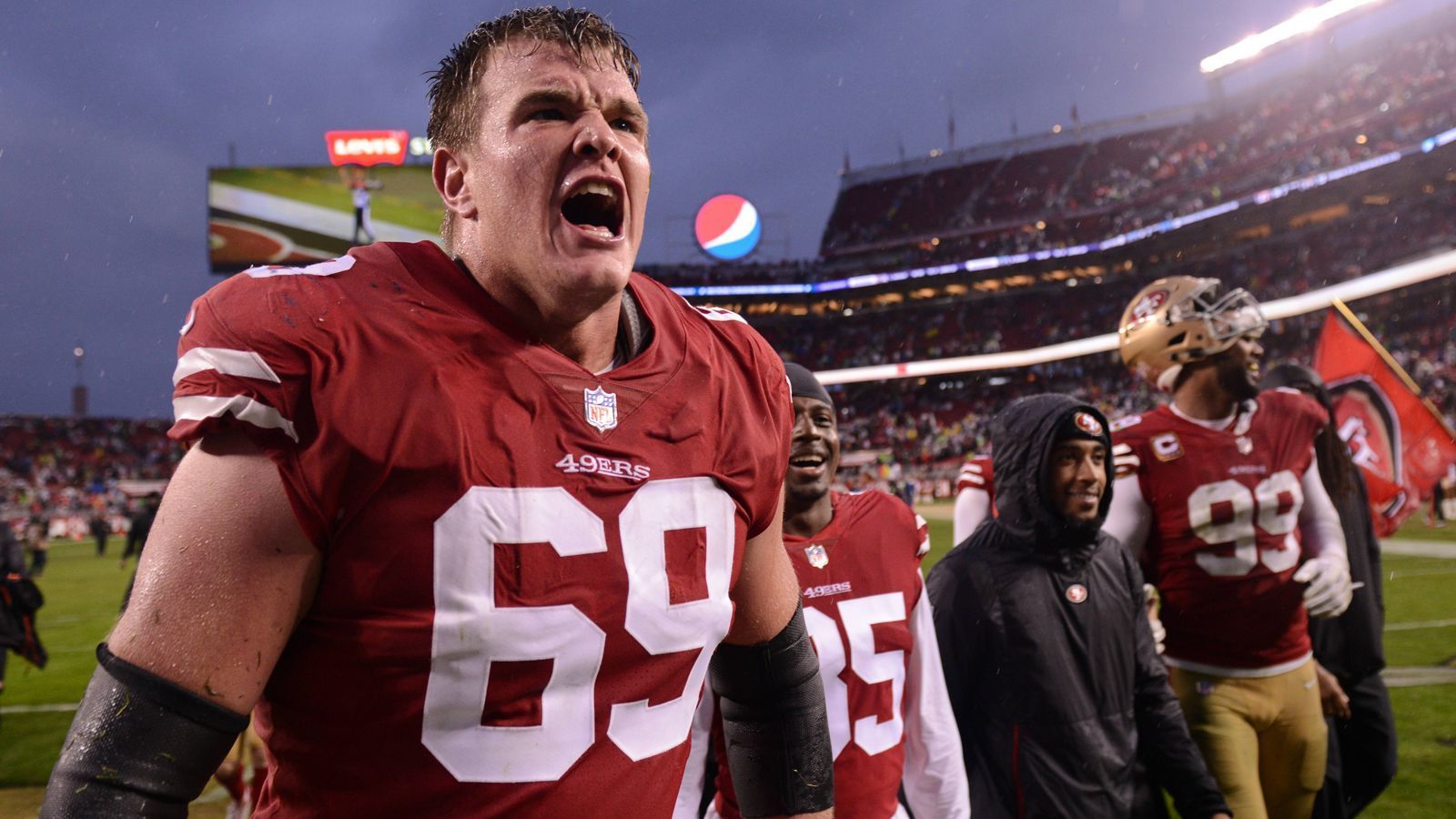 
                <strong>Pick 9: Mike McGlinchey (Offensive Tackle, San Francisco 49ers)</strong><br>
                Der Cousin von Falcons-Quarterback Matt Ryan wurde vor Saisonbeginn zum Starting Tackle ernannt und stand in allen 16 Saisonspielen von Spielbeginn an auf dem Platz. Er ließ insgesamt fünf Sacks zu, war meist sehr konstant, konnte vor allem auch im Run-Blocking überzeugen. Er dürfte in der O-Line der 49ers auch zukünftig eine tragende Rolle einnehmen. ran-Note: 2
              