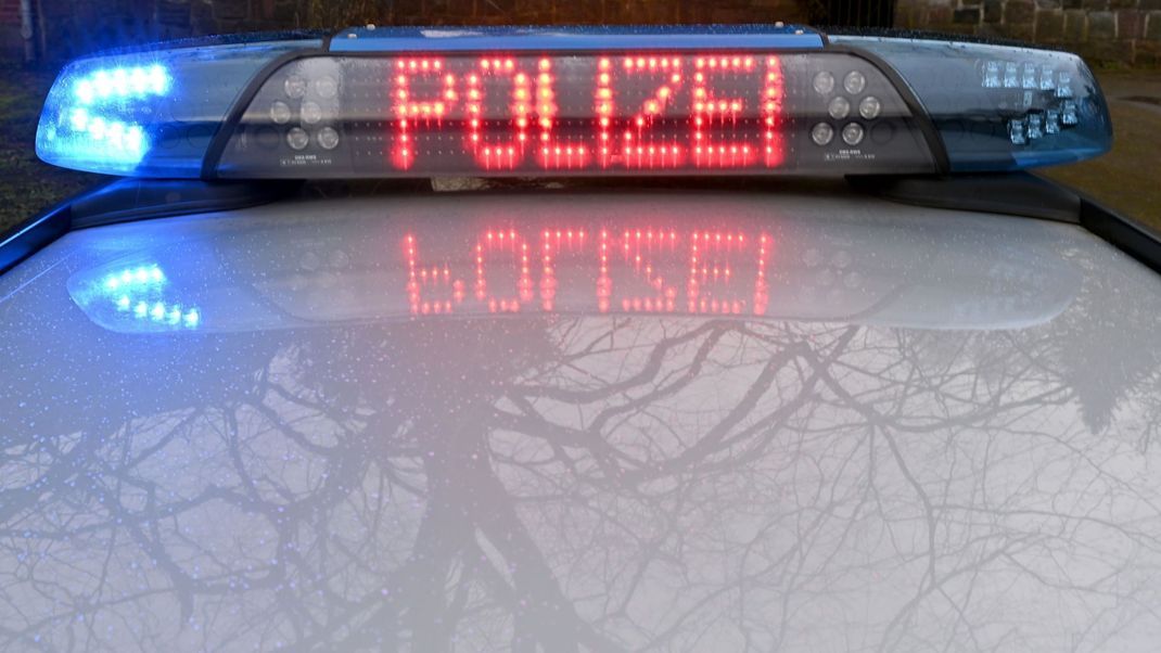 Die Schriftzug "Polizei" leuchtet auf dem Dach eines Streifenwagens der Polizei.