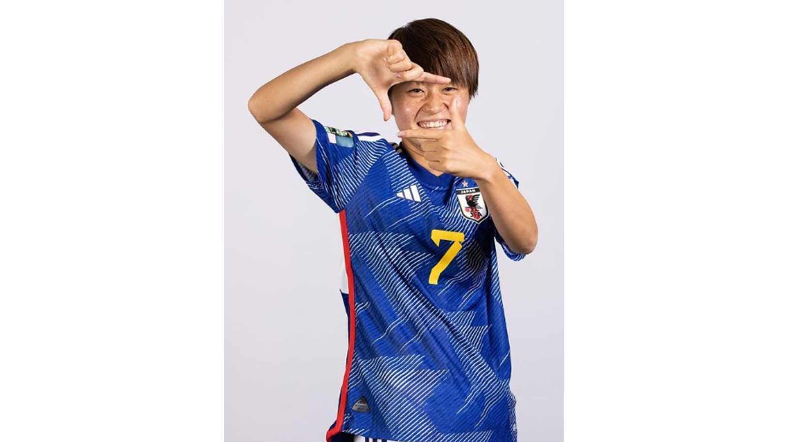 
                <strong>Japan: Heimtrikot</strong><br>
                Die Weltmeisterinnen von 2011 gehen mit einem Heimtrikot in Blau an den Start. Hinata Miyazawa war bei dem damaligen Erfolg erst zwölf Jahre alt, kann die Nummer sieben jetzt selbst den Titel holen?
              
