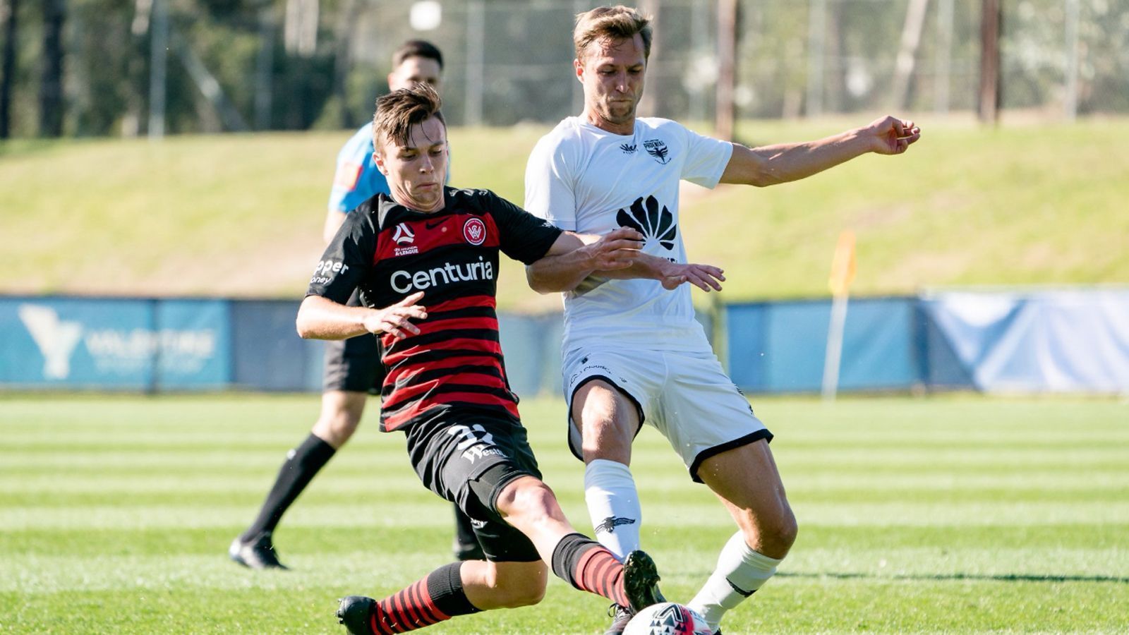 
                <strong>Matti Steinmann (Wellington Phoenix)</strong><br>
                Mit Wellington Phoenix spielt in der elf Teams umfassenden A-League eine Mannschaft aus dem Nachbarstaat Neuseeland mit - und auch dort steht ein deutscher Profi unter Vertrag: Matti Steinmann. Der frühere HSV-Akteur kam im August 2019 von der Elbe nach Wellington, wo der 24 Jahre alte Mittelfeldspieler zunächst einen Einjahresvertrag unterschrieb. Vor seinem Wechsel nach Australien war Steinmann bereits vom HSV nach Dänemark zu Vendsyssel FF verliehen. Für die Hamburger bestritt der Deutsche mit finnischen Wurzeln einst 13 Pflichtspiele.
              