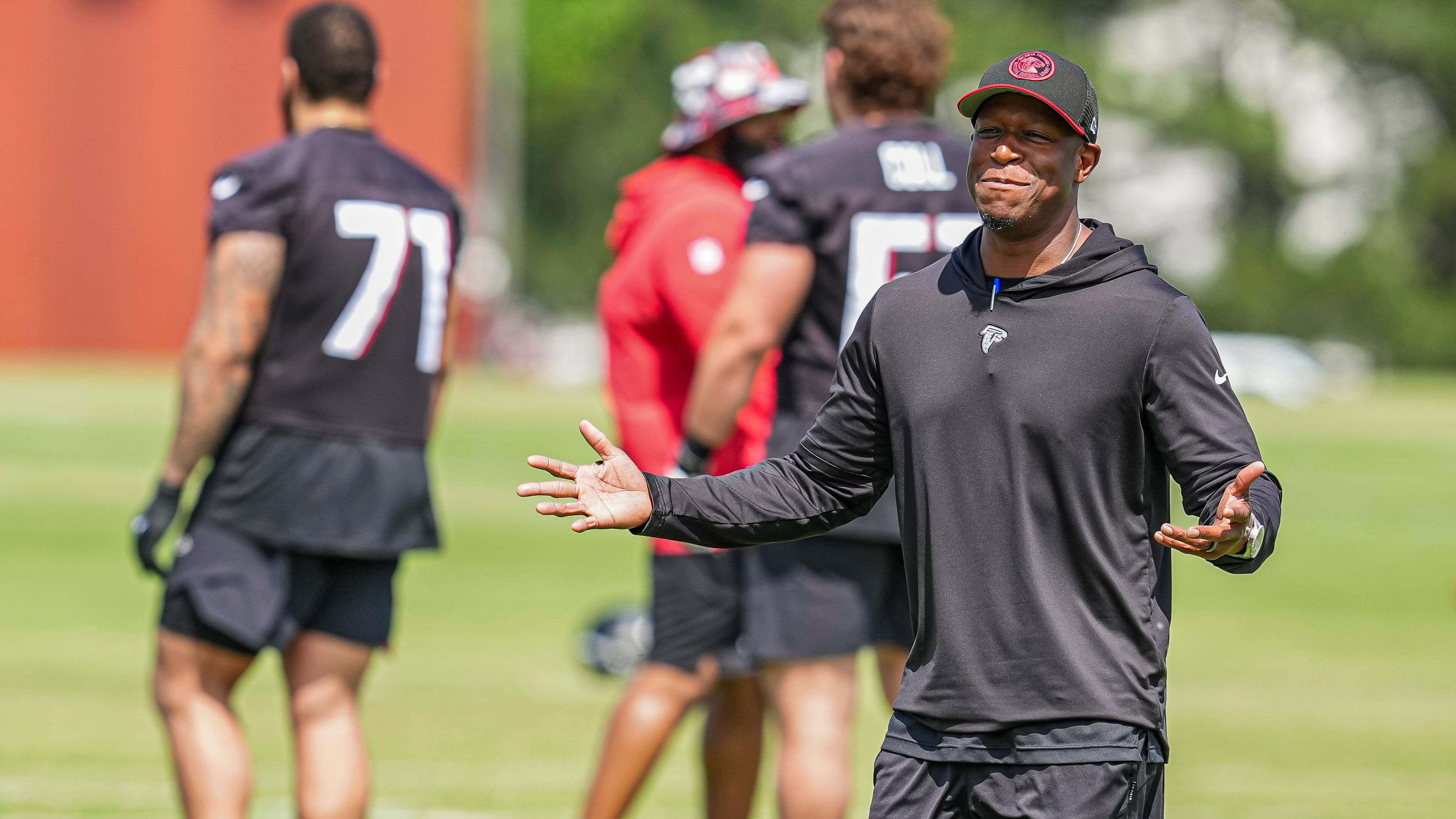 <strong>Platz 27: Atlanta Falcons um Head Coach Raheem Morris</strong><br>Bereits 2020 übernahm er die Falcons interimsweise, nun steht Morris offiziell als Head Coach an der Seitenlinie. Der ehemalige Defensive Coordinator der Rams setzt dabei auf den jungen Zac Robinson als Offensive Coordinator. Robinson tauchte in den letzten Jahren in unterschiedlichen Coaching-Rollen für die Rams-Offensive auf.