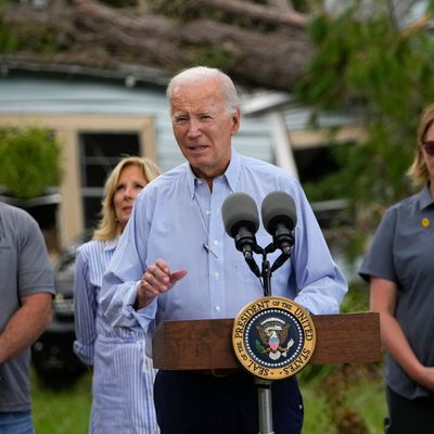 US-Präsident Joe Biden ist in die Krisenregion im Süden Floridas gereist. Er versprach den Opfern von Hurrikan "Ideala" bedingungslose Unterstützung.