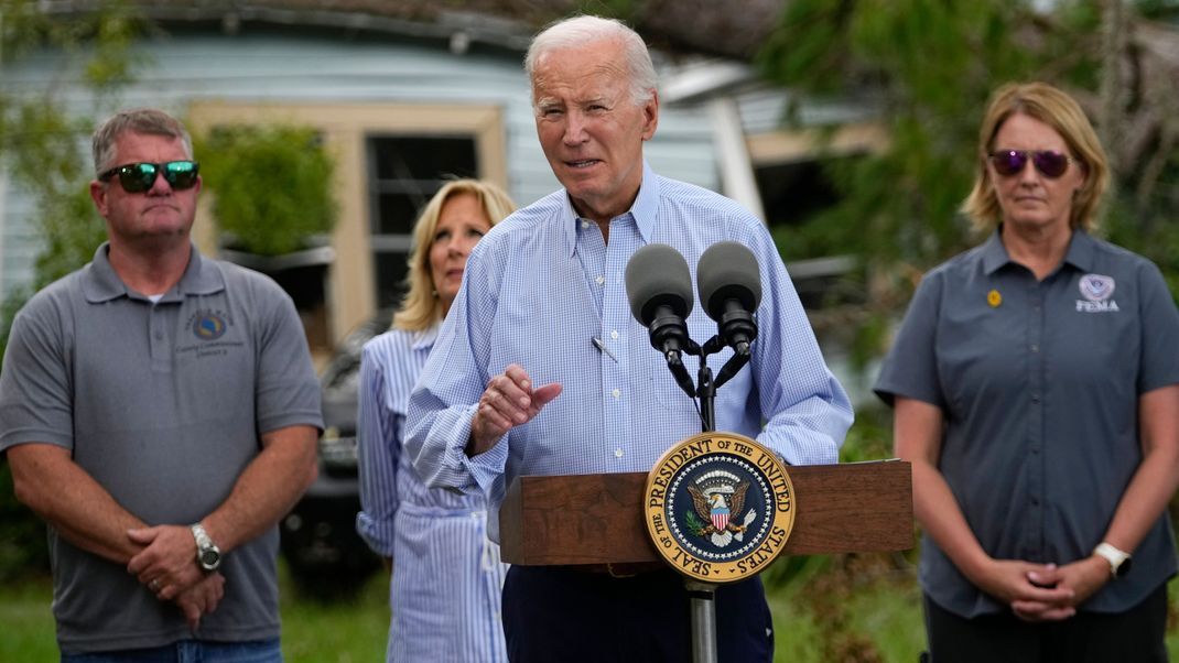 US-Präsident Joe Biden ist in die Krisenregion im Süden Floridas gereist. Er versprach den Opfern von Hurrikan "Ideala" bedingungslose Unterstützung.