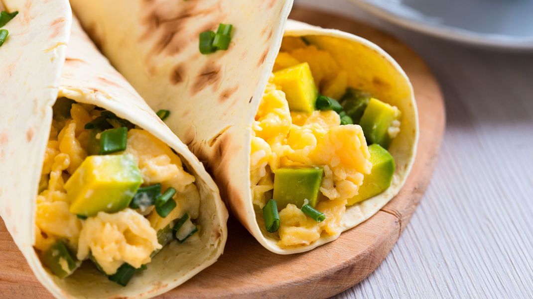 Dieser Avocado-Ei-Wrap ist einfach köstlich und sättigt dich auch ohne unnötige Kohlenhydrate.