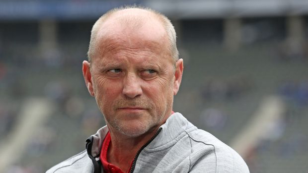 
                <strong>Thomas Schaaf</strong><br>
                Thomas Schaaf: Nach Differenzen mit der Mannschaft und einigen Funktionären legte Schaaf Ende vergangener Saison sein Amt bei Eintracht Frankfurt nieder. Er ist ein Trainer mit Ecken und Kanten – aber auch mit viel Erfahrung und Erfolgen. Werder Bremen hat er in einem ruhigen Umfeld zu Titeln geführt.
              