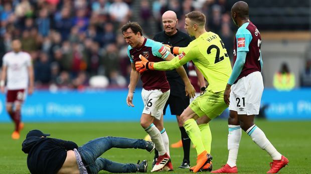 
                <strong>West Ham United: Randale bei 0:3-Pleite gegen Burnley</strong><br>
                Torhüter Joe Hart musste Noble sogar bremsen, damit es nicht zu einem noch schlimmeren Handgemenge kommt. 
              