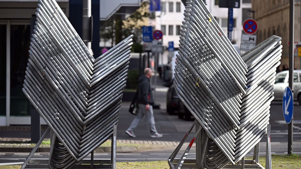 5. Februar 2024, Köln: Absperrgitter, die für die Karnevalsumzüge aufgestellt werden sollen, stehen am Straßenrand.