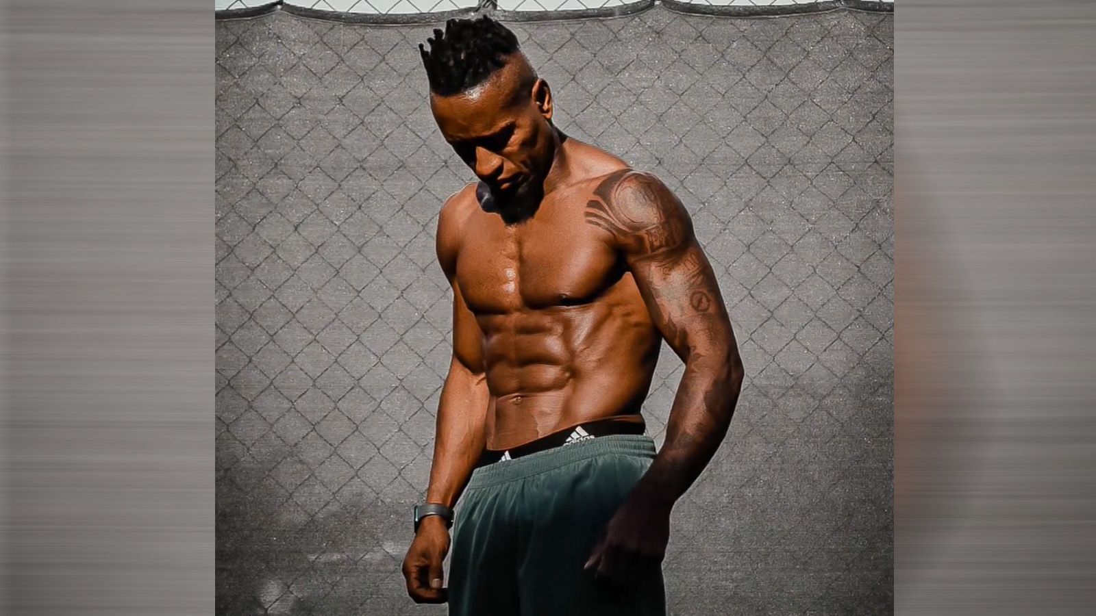 
                <strong>Ze Roberto heute</strong><br>
                ...doch erst nach seiner aktiven Zeit wurde der Brasilianer zum Fitness-Guru und kann mit 48 locker noch mit Mr. Sixpack Cristiano Ronaldo mithalten.
              
