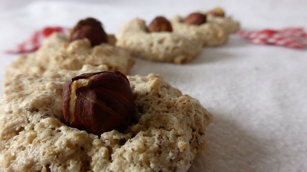 Das Weihnachtsgebäck kommt ganz ohne klassischen Zucker aus und schmeckt so gut, wie es ausseht.