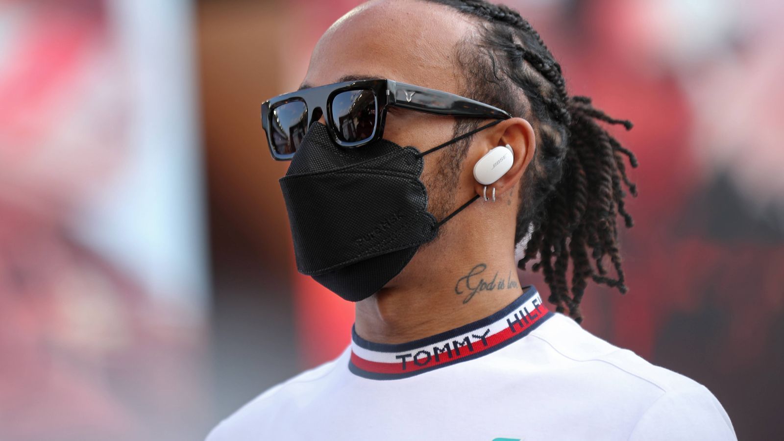 
                <strong>Formel 1: Titelkampf-Blues? Darum hört Lewis Hamilton auf</strong><br>
                Lewis Hamilton schweigt nach dem irren und kontroversen Saisonfinale der Formel 1. Wie sieht es in ihm aus? Was sagt der Mercedes-Star zum endgültigen Verlust der WM? Greift er nächstes Jahr noch einmal an? Keiner weiß es ganz genau. ran hat bereits Gründe genannt, die gegen einen Rücktritt sprechen. Wir verraten nun auch, welche Gründe dafür sprechen, dass Hamilton aufhört.
              