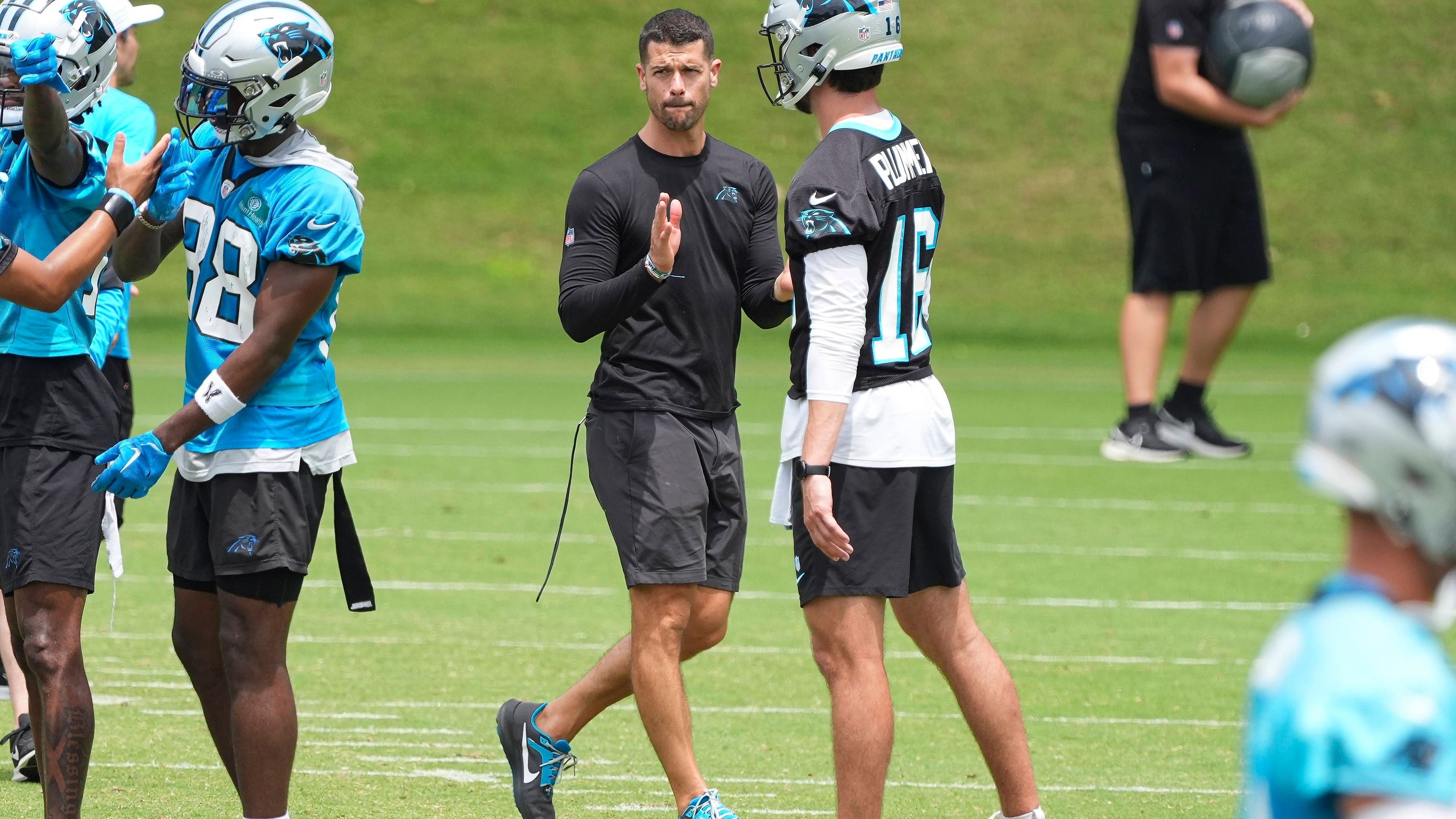 <strong>Dave Canales (Head Coach der Carolina Panthers)</strong><br>Auf den neuen Cheftrainer Dave Canales, der zuvor als Offensive Coordinator bei den Tampa Bay Buccaneers arbeitete, warten in Carolina ein Haufen voller Arbeit. Gewiss, Wunderdinge erwartet von den Panthers niemand, Canales steht dennoch unter Druck, muss er doch Young in die richtigen Bahnen lenken und ihm eine vernünftie Offensive bieten.